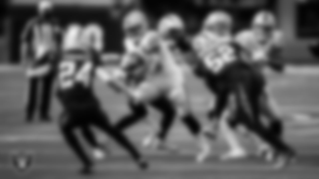 Las Vegas Raiders running back Josh Jacobs (28) rushes during the regular season away game against the Los Angeles Chargers.