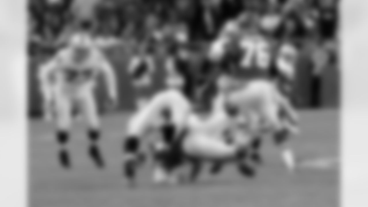QB Brady Quinn loses the ball as he is taken down by LB Rolando McClain.
