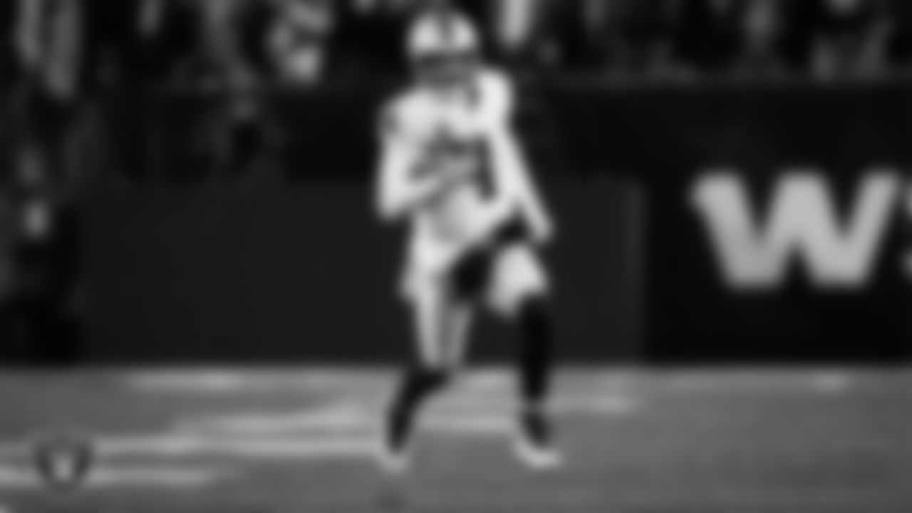Las Vegas Raiders quarterback Derek Carr (4) rushes during the postseason away game against the Cincinnati Bengals.