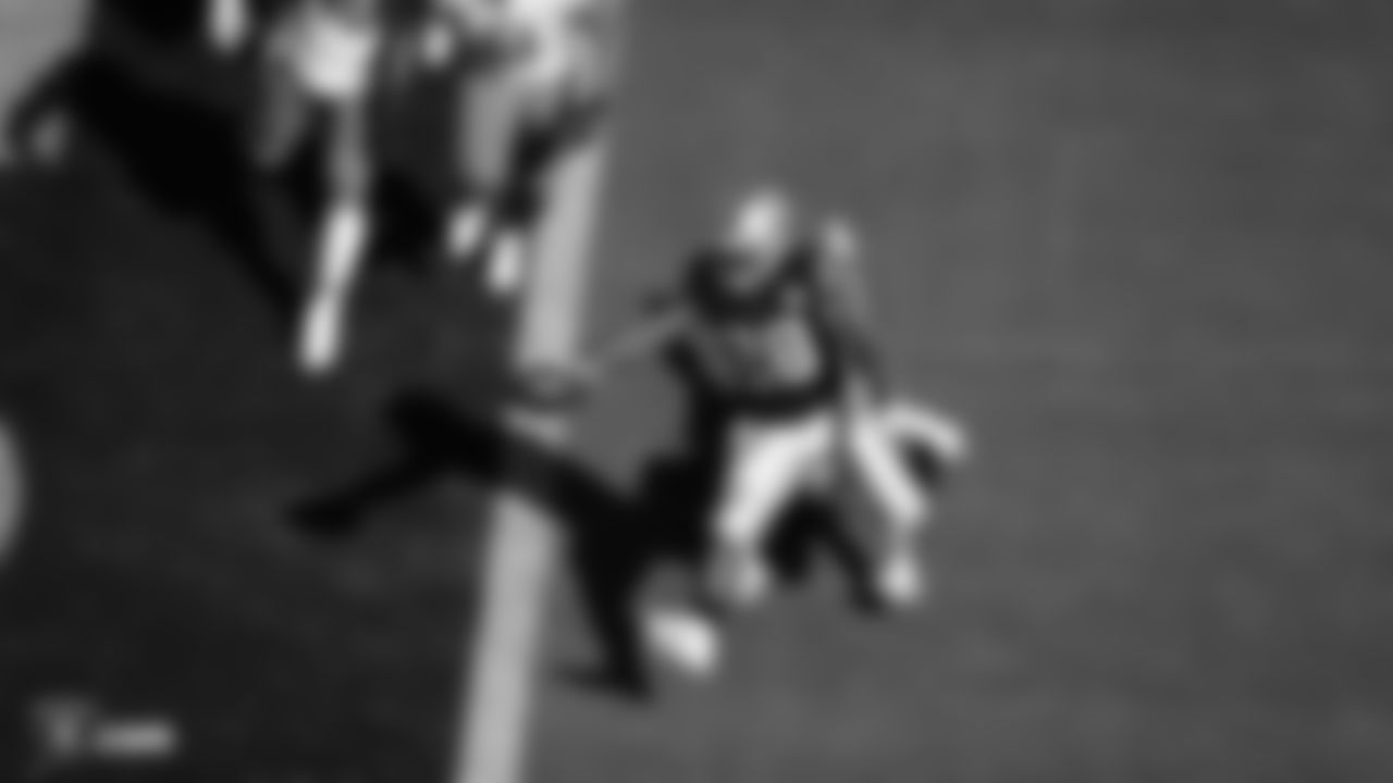Raiders running back Josh Jacobs (28) rushes for a touchdown during the regular season game against the Detroit Lions.