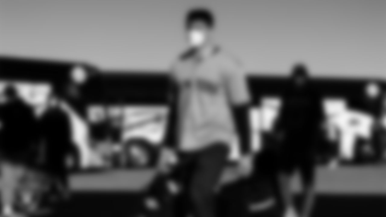 Las Vegas Raiders tight end Foster Moreau (87) departs for the regular season away game against the New York Jets.