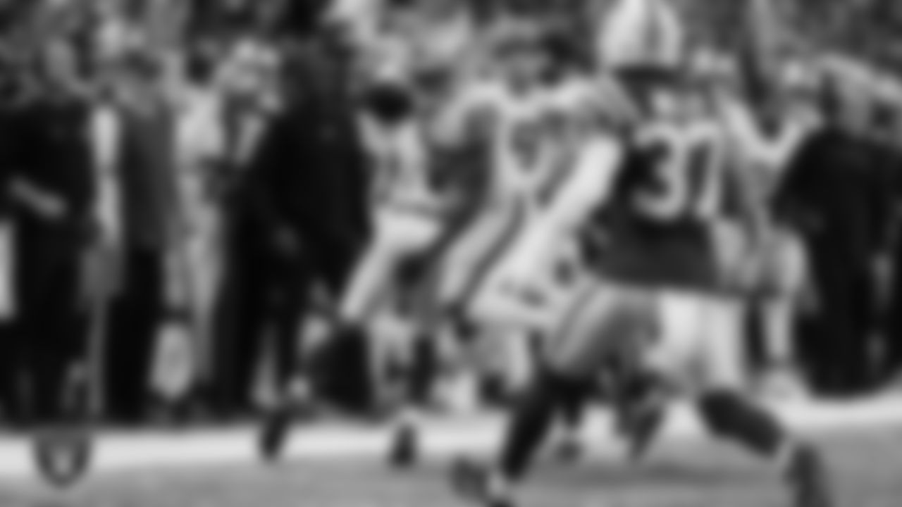 Las Vegas Raiders running back Josh Jacobs (28) rushes during the regular season away game against the Indianapolis Colts.