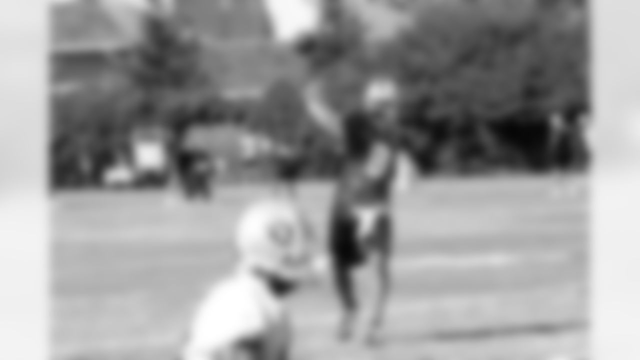 QB Jason Campbell fires a pass. Photo by Tony Gonzales.