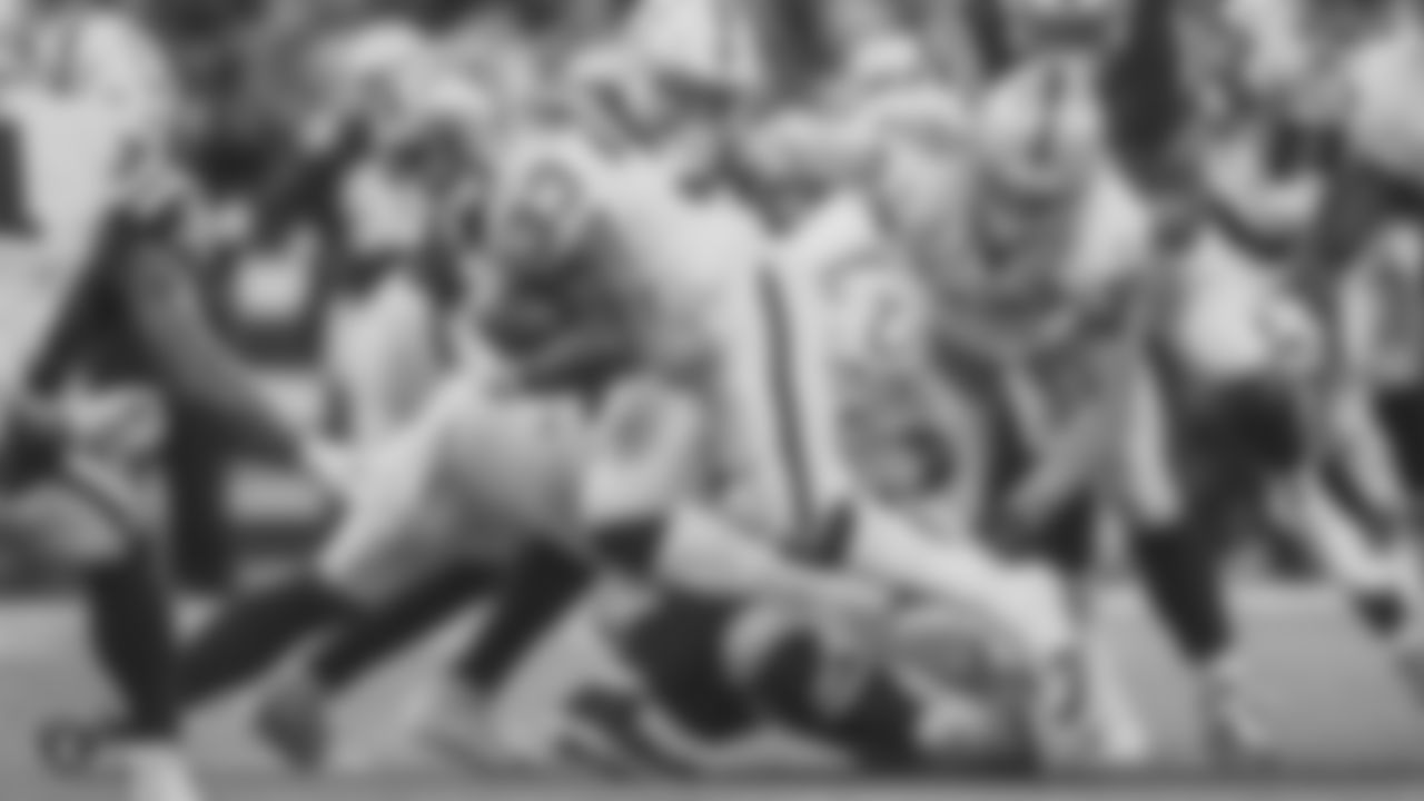 Raiders running back DeAndré Washington (33) rushes during the Raiders regular season game against the Indianapolis Colts.