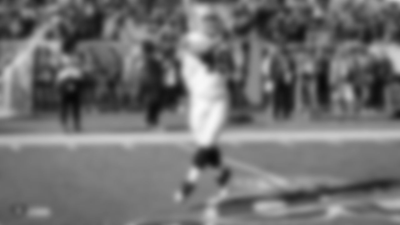 Raiders fullback Alec Ingold (45) warms up before the regular season game against the Green Bay Packers at Lambeau Field.