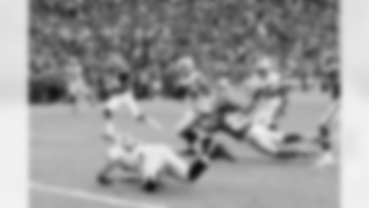 WR Darrius Heyward-Bey makes more defenders miss and runs 32 yards for a touchdown.