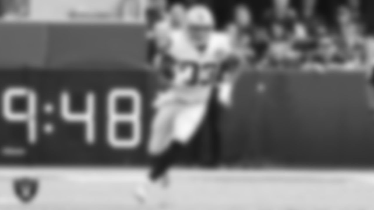 Raiders tight end Darren Waller (83) runs after making a catch during the Raiders regular season game against the Minnesota Vikings.