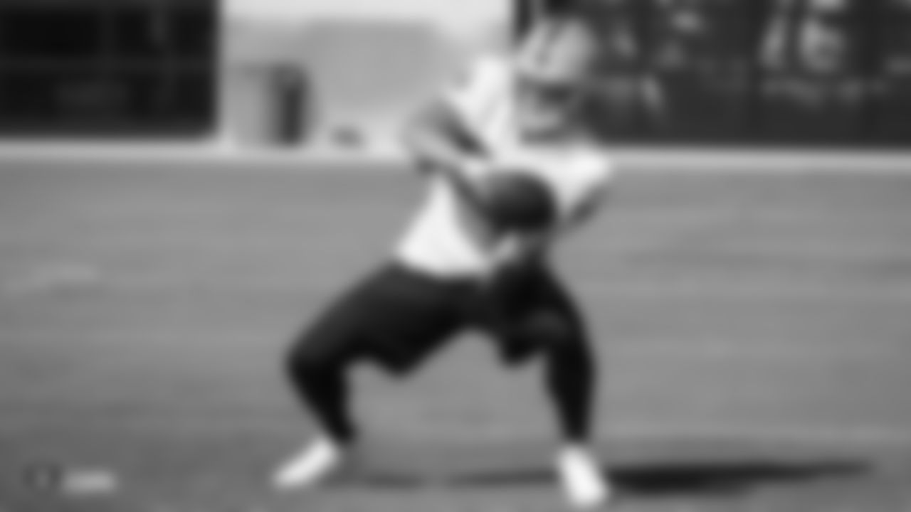 Raiders tight end Derek Carrier (85) makes a catch during practice.