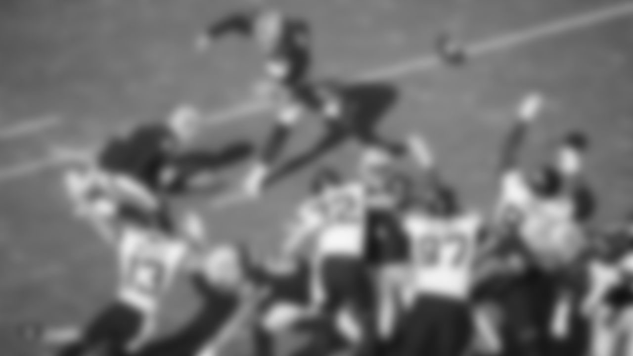 Raiders kicker Daniel Carlson (8) kicks a field goal during the regular season game against the Jacksonville Jaguars.