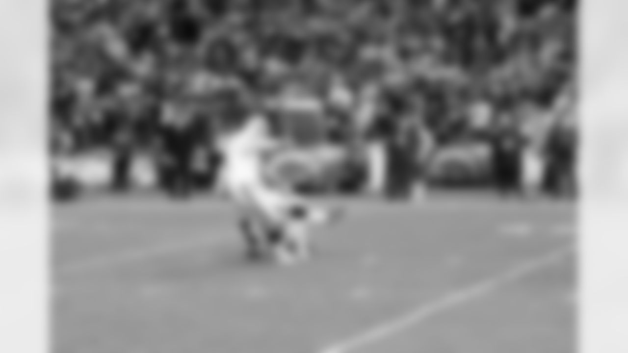 K Sebastian Janikowski kicks a 23-yard field goal.
