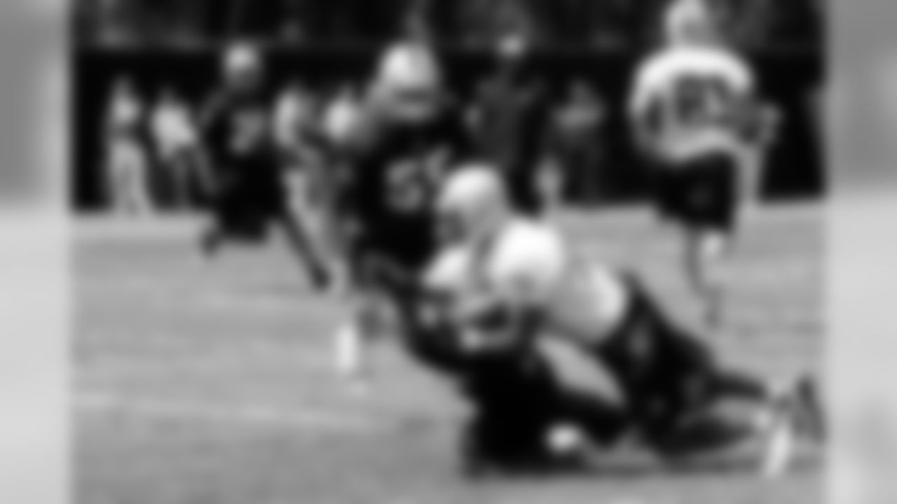 WR Shaun Bodiford makes a diving catch.