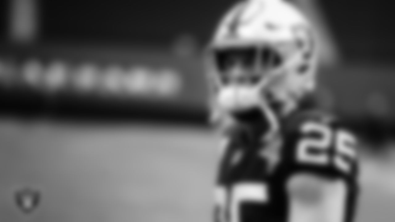 Las Vegas Raiders safety Erik Harris (25) warming up before the regular season home game against the Tampa Bay Buccaneers.