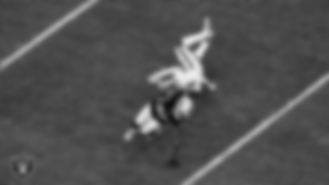 Las Vegas Raiders running back Josh Jacobs (28) rushes during the regular season home game against the Washington Football Team.