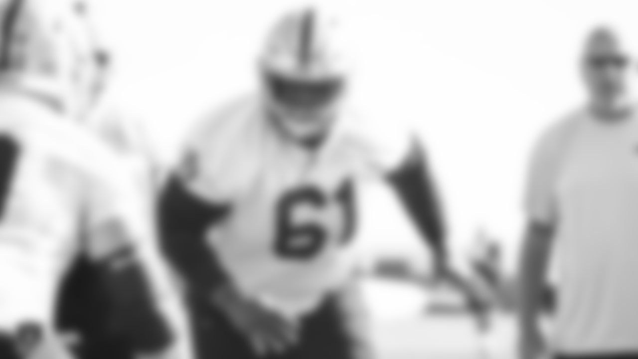 Raiders center Rodney Hudson (61) goes through offensive drills during practice.