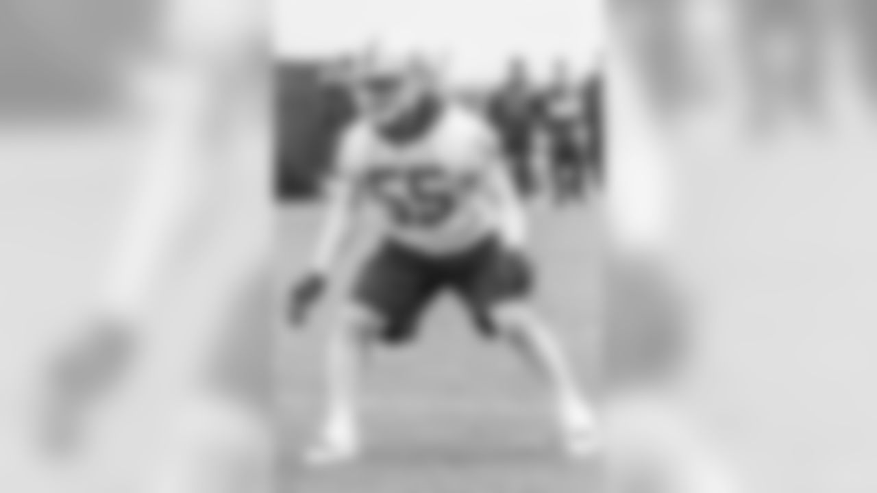 LB Sio Moore