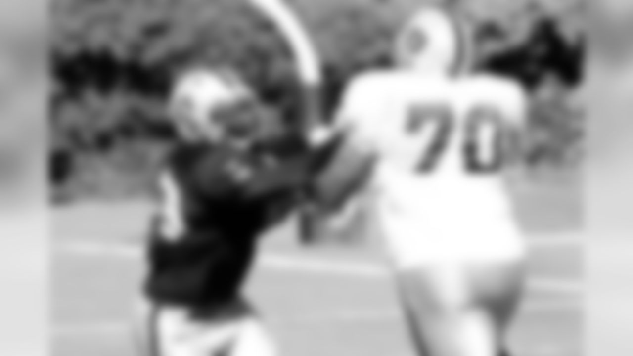 DE Lamarr Houston tangles with Langston Walker (70). Photo by Tony Gonzales.