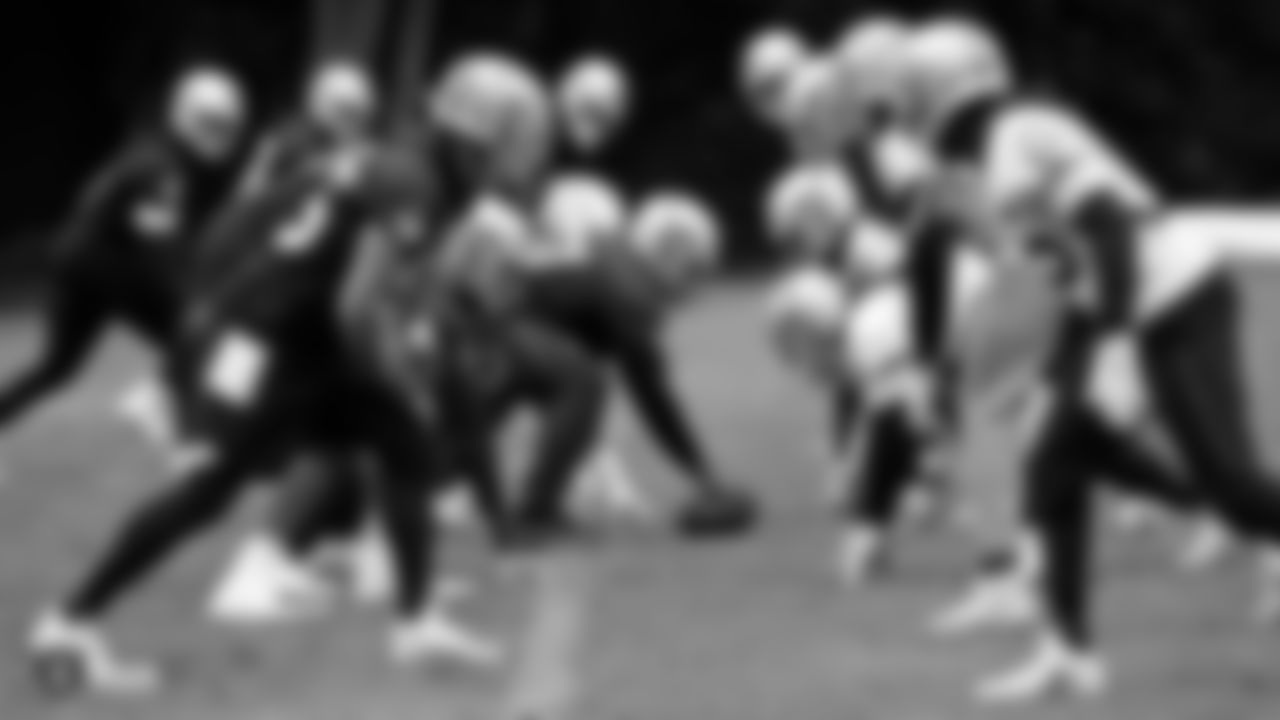 Raiders center Rodney Hudson (61) gets ready to snap the ball on the field during practice.