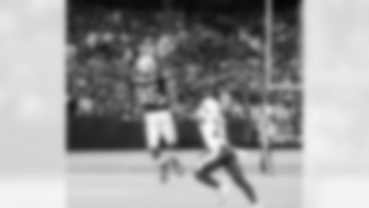 WR Darrius Heyward-Bey goes up to get the ball.