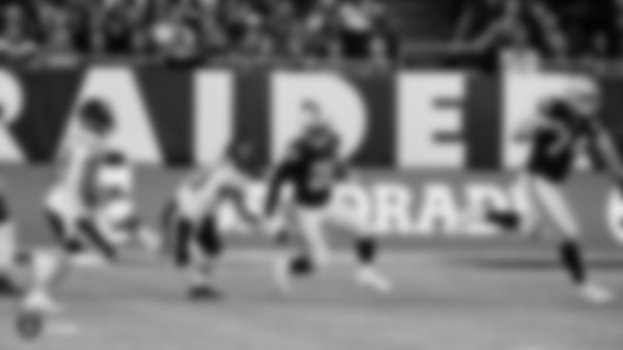 Raiders running back Josh Jacobs (28) rushes during the game against the Chicago Bears at Tottenham Hotspur Stadium.