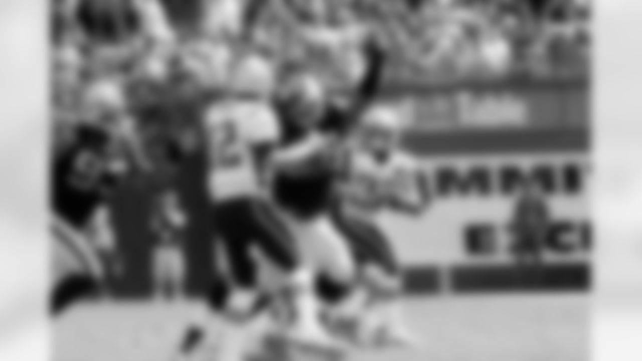 DE Lamarr Houston pressures QB Tom Brady.