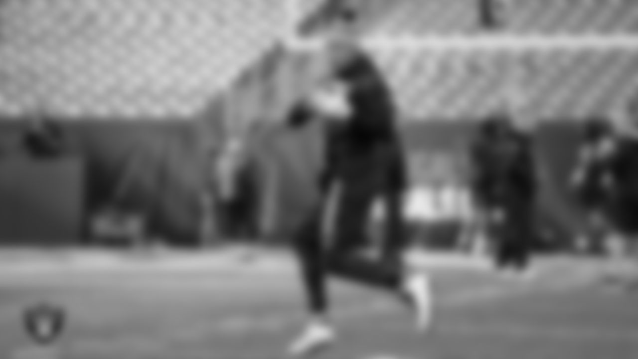 Las Vegas Raiders tight end Darren Waller (83) warming up before the postseason away game against the Cincinnati Bengals.