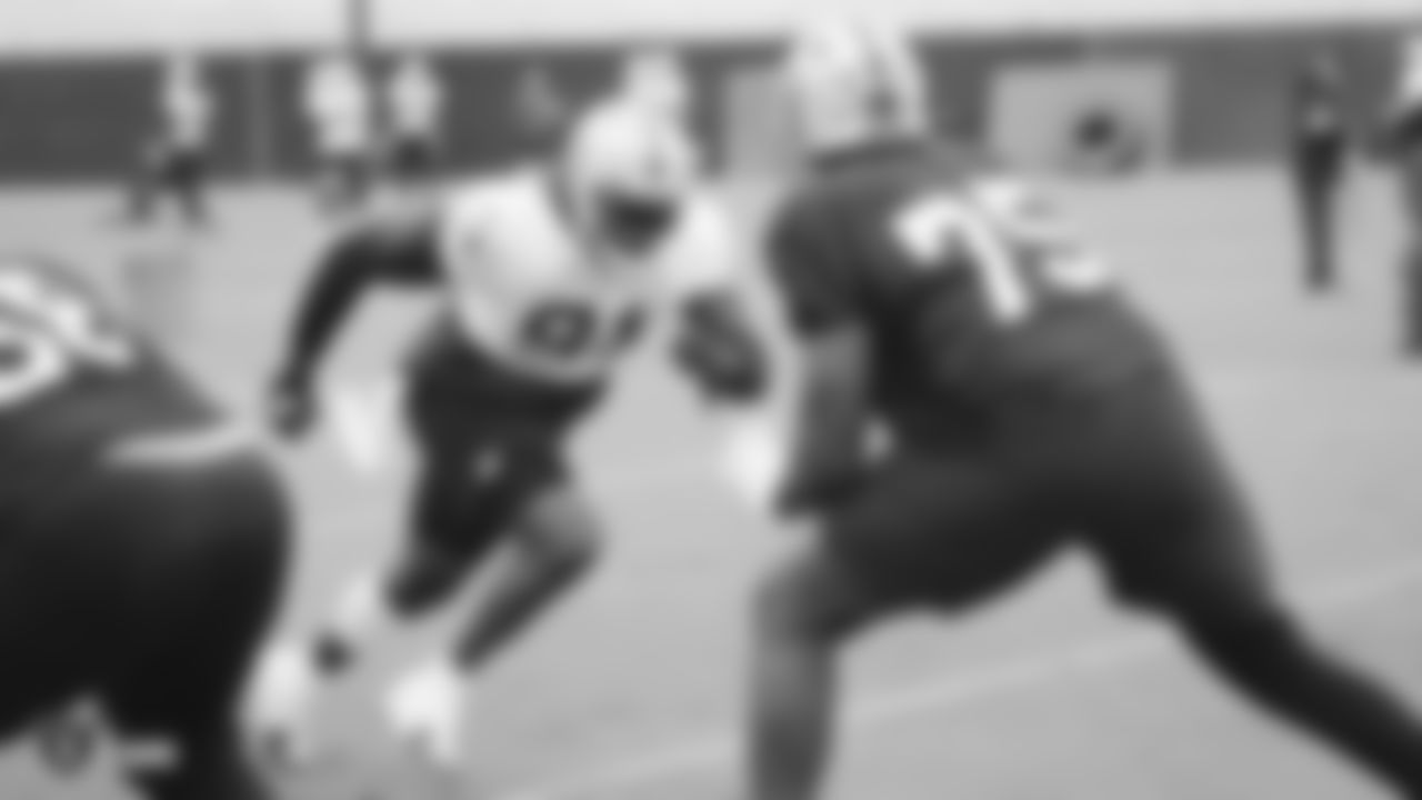 Raiders tackle Brandon Parker (75) defends defensive end Benson Mayowa (91).