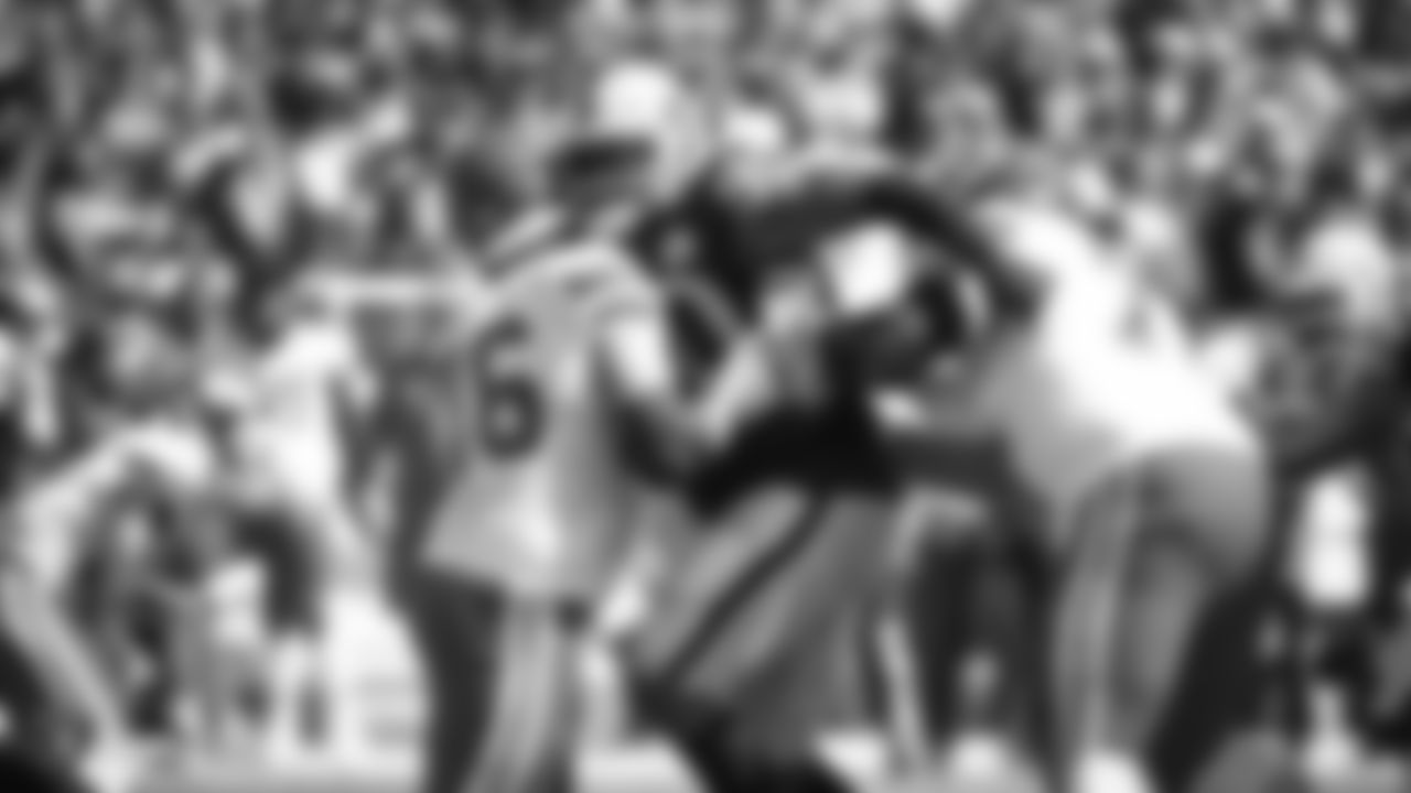Raiders defensive tackle Johnathan Hankins (90) fights through the Kansas City Chiefs defense during the Raiders regular season game against the Kansas City Chiefs.