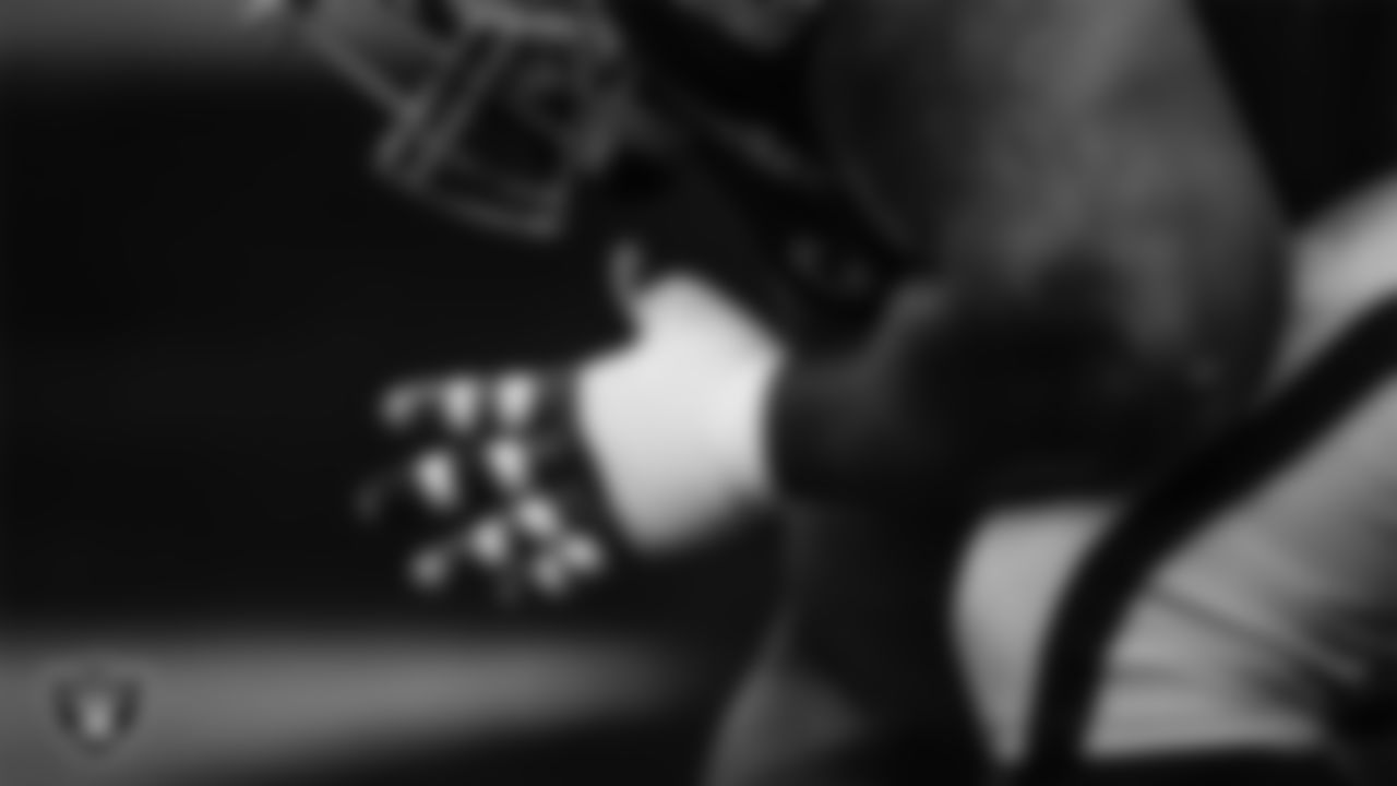 Las Vegas Raiders center Rodney Hudson (61) warming up before the regular season home game against the Buffalo Bills.
