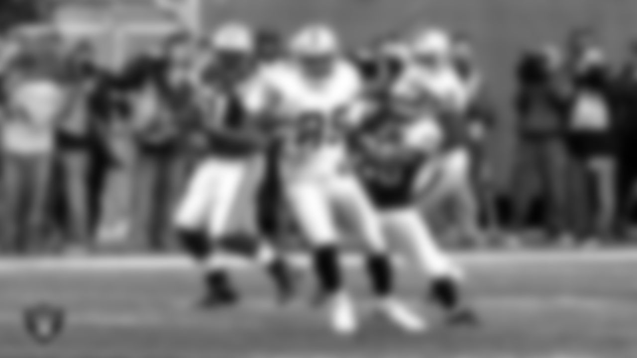 Raiders wide receiver Ronald Curry (89) stiff arms the defender during the regular season away game against the New York Jets at Giants Stadium, Sunday, December 31, 2006, in East Rutherford, N.J.