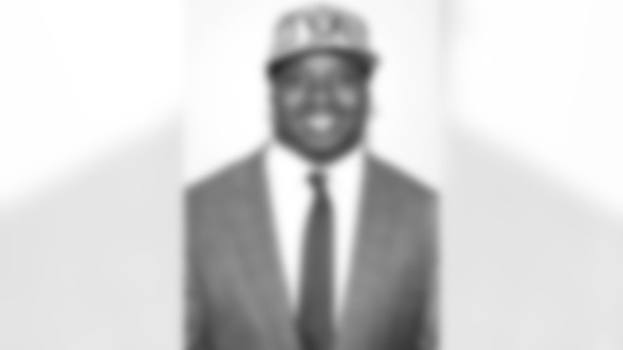 New Raiders RB Maurice Jones-Drew models a Raiders hat.