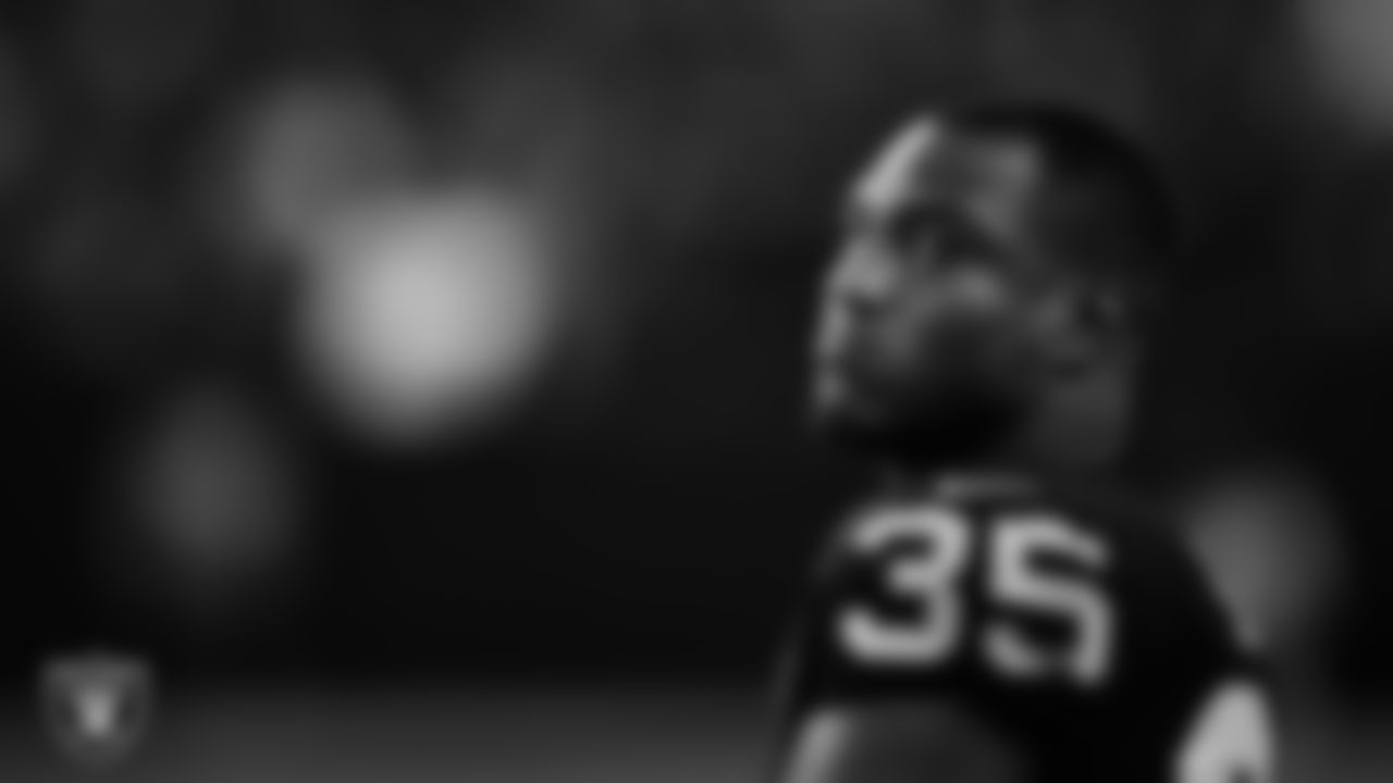 Las Vegas Raiders running back Zamir White (35) on the sidelines during the preseason home game against the New England Patriots at Allegiant Stadium.