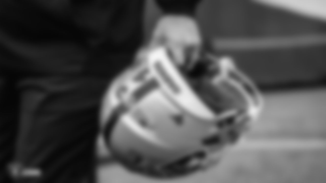 A Raiders helmet before the regular season game against the New York Jets at MetLife Stadium.