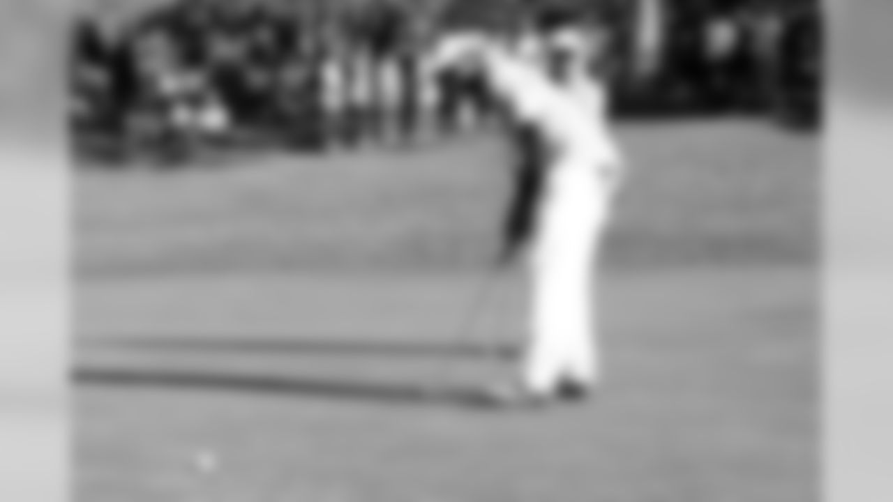 Jerry Rice putts while Wille Brown looks on. Photo by Tony Gonzales.