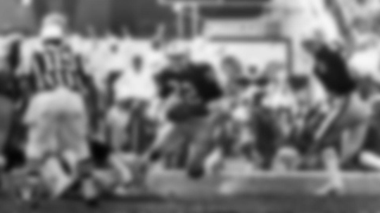 Raiders running back Marcus Allen (32) rushes during the regular season home game against the Denver Broncos at Los Angeles Memorial Coliseum, Sunday, November 22, 1987, in Los Angeles, Calif.