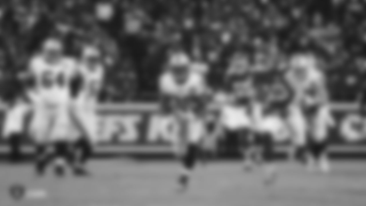 Raiders running back DeAndré Washington (33) during the regular season game against the Kansas City Chiefs at Arrowhead Stadium.