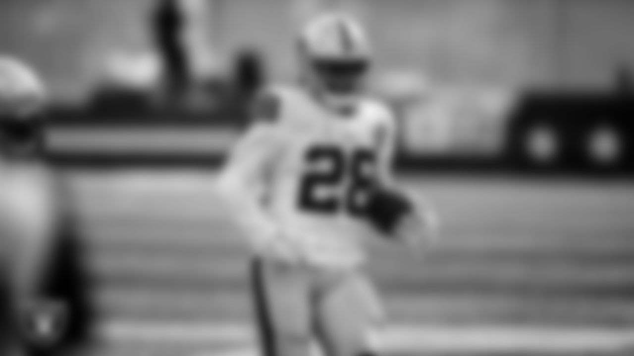 Las Vegas Raiders running back Josh Jacobs (28) rushes during the regular season away game against the New England Patriots.