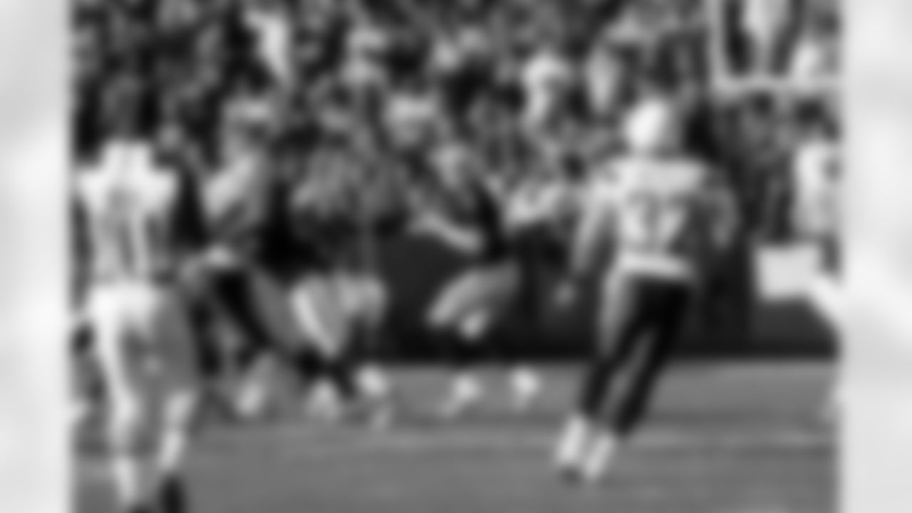 QB Carson Palmer drops back to pass.