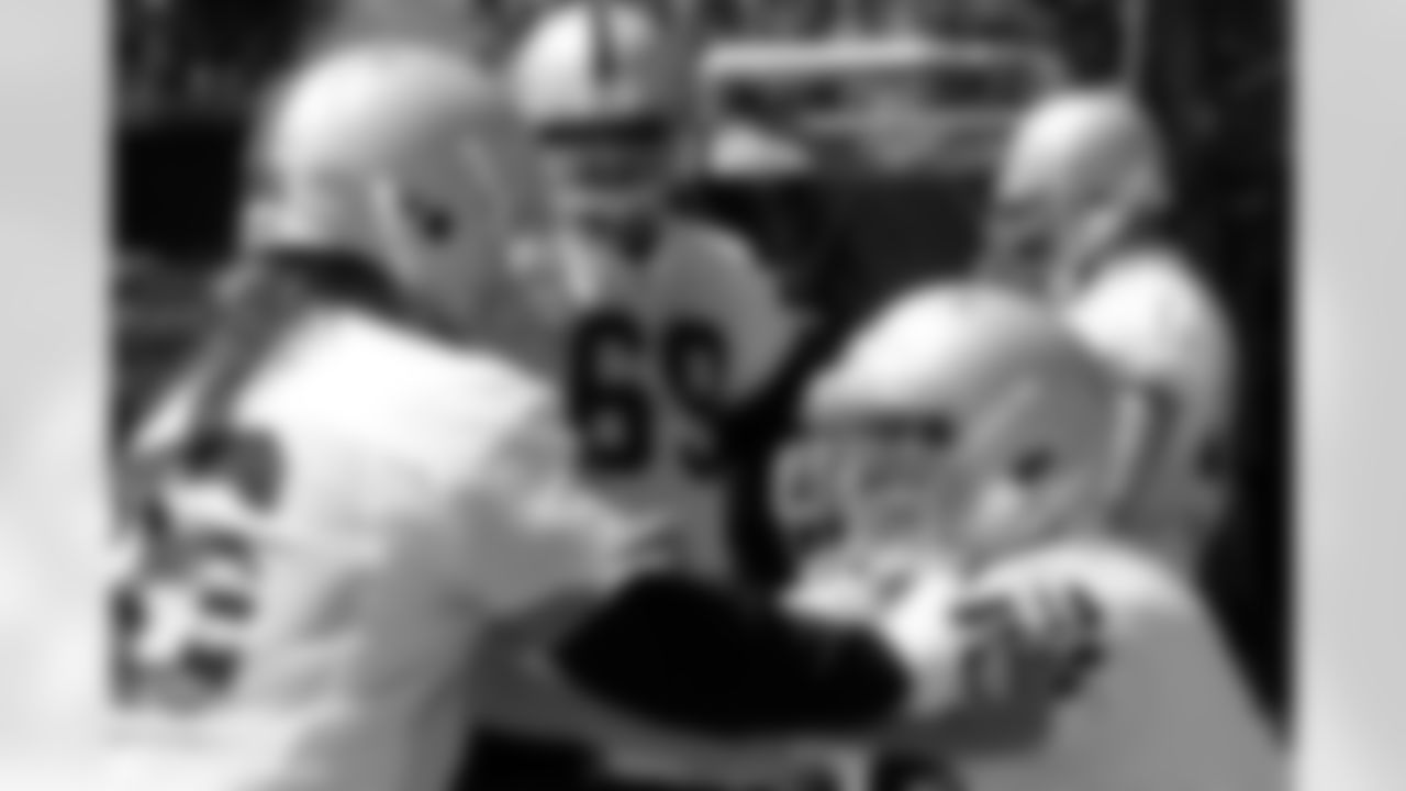 Robert Gallery (76) works with Jared Veldheer.