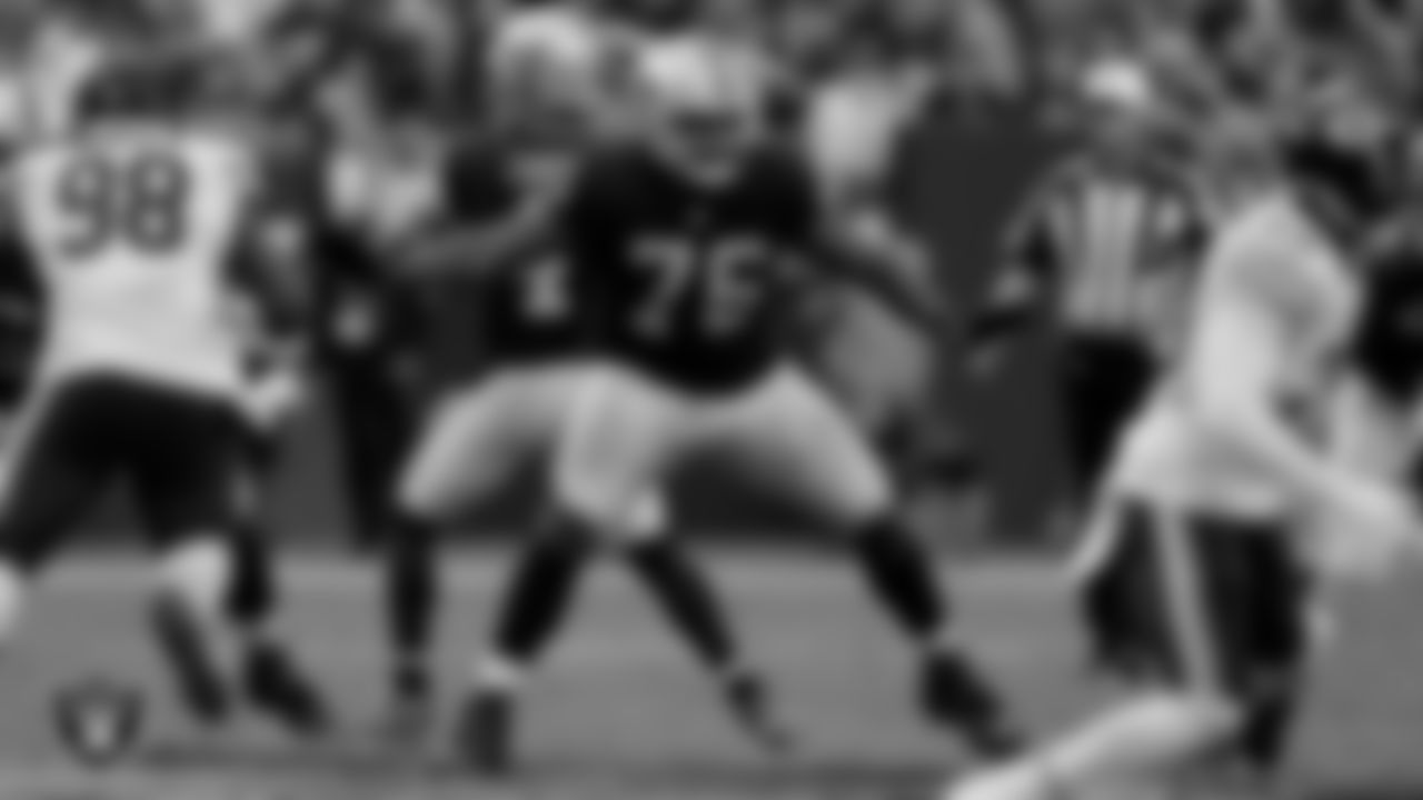 Las Vegas Raiders guard John Simpson (76) during the regular season home game against the Chicago Bears.
