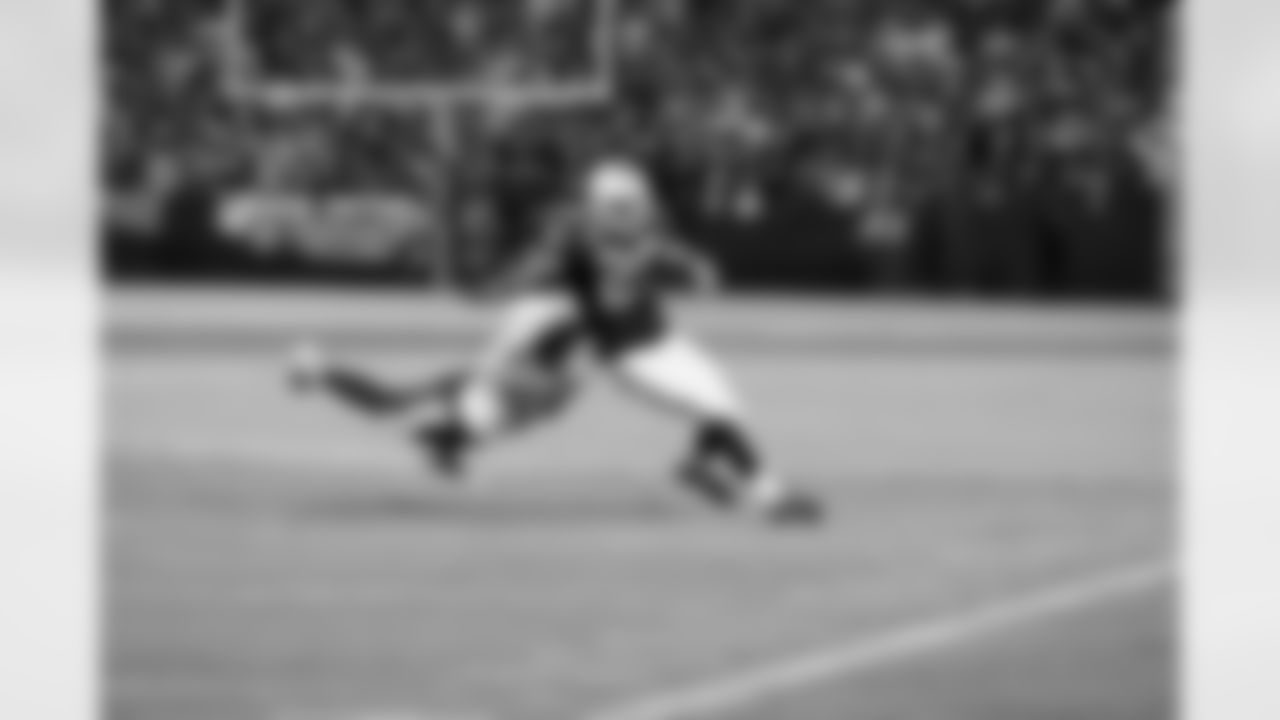 RB Darren McFadden uses his speed to beat the defender.