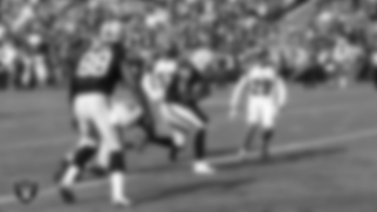 Oakland Raiders running back Marcel Reece (45) rushes during the regular season home game against the Cincinnati Bengals at O.Co Coliseum, Sunday, September 13, 2015, in Oakland, Calif.
