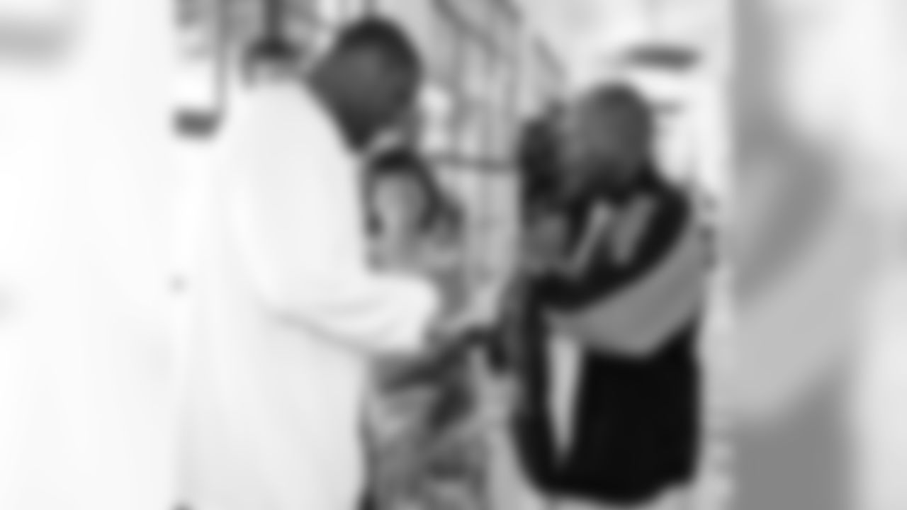 LB Darryl Blackstock signs an autograph for one of the residents.