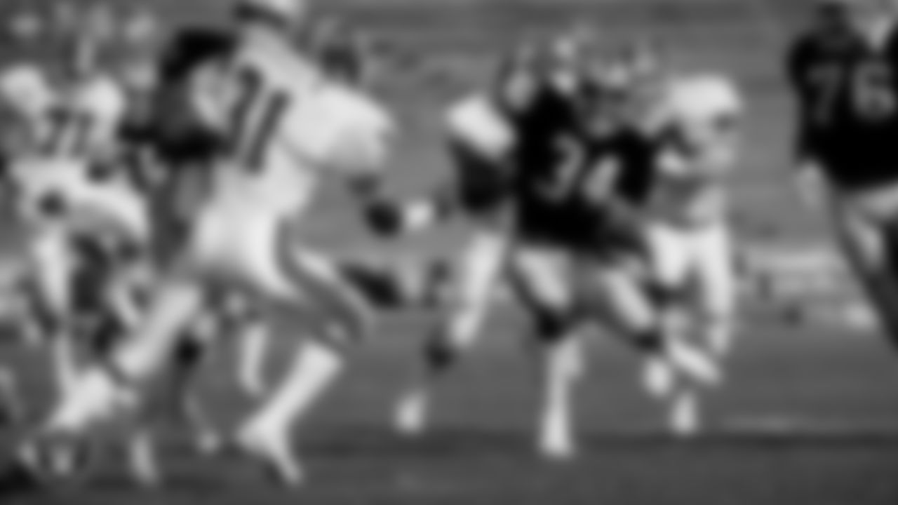 Raiders running back Bo Jackson (34) rushes during the regular season home game against the Denver Broncos at Los Angeles Memorial Coliseum, Sunday, November 22, 1987, in Los Angeles, Calif.
