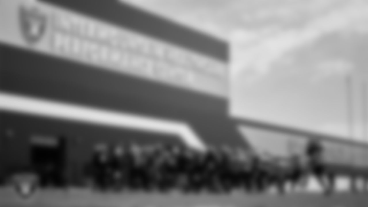 The Las Vegas Raiders huddle during Day Two of 2022 Veteran Minicamp.