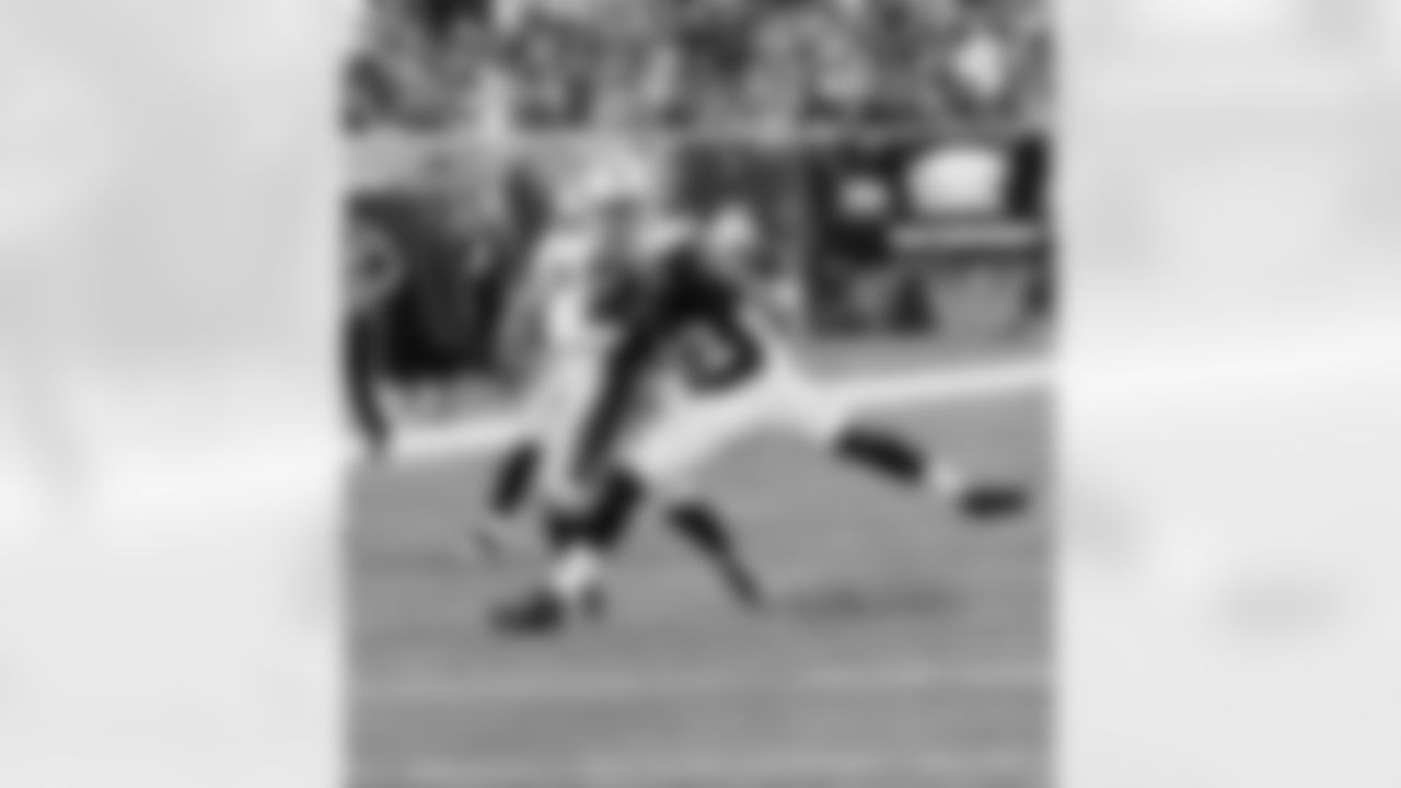 CB Joselio Hanson drags down WR Mohamed Sanu.