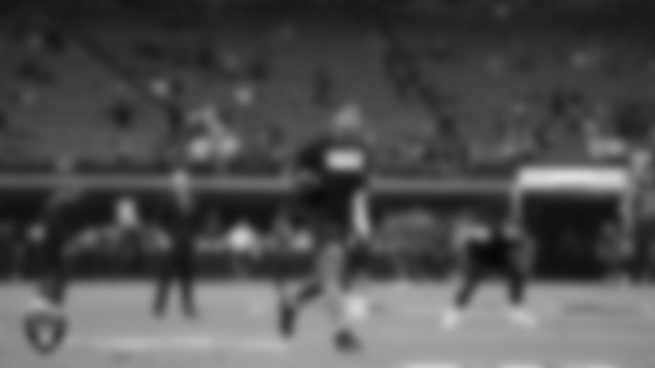 Las Vegas Raiders tight end Darren Waller (83) warming up before the regular season home game against the Kansas City Chiefs.
