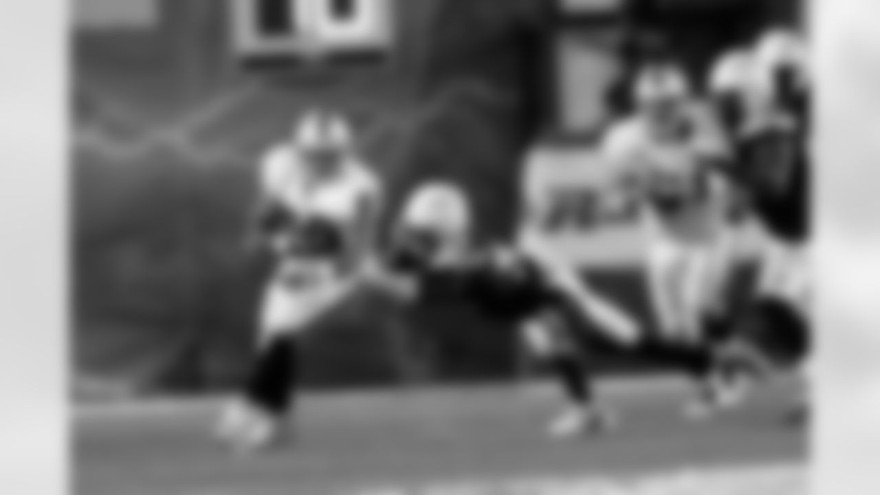 RB Michael Bush gets away from the diving defender.
