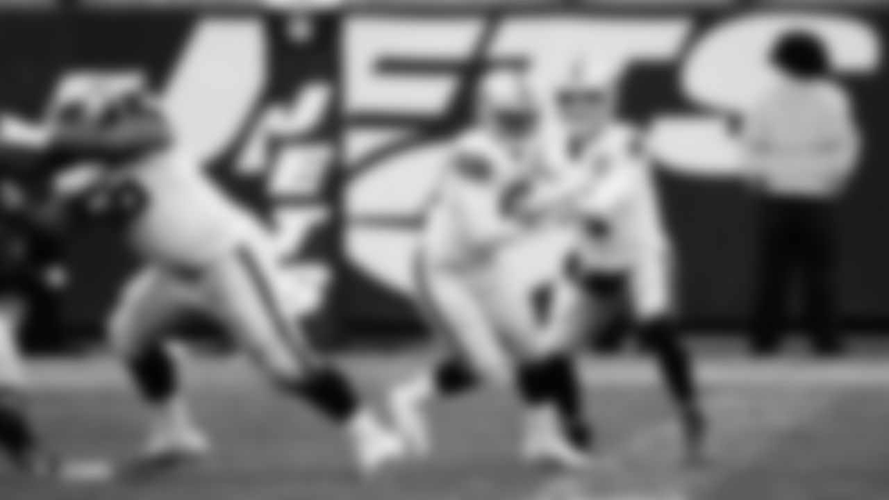 Raiders quarterback Derek Carr (4) hands the ball off to running back Josh Jacobs (28) during the regular season game against the New York Jets.
