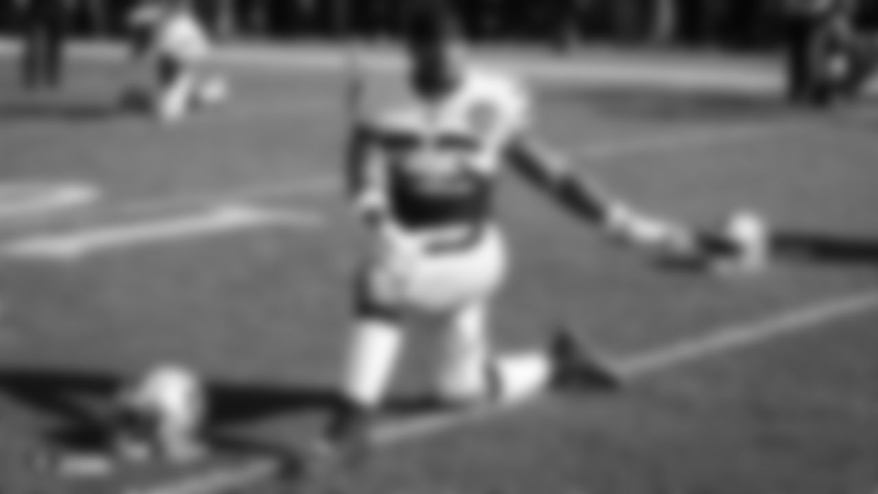 Raiders running back DeAndré Washington (33) warms up before the regular season game against the Green Bay Packers at Lambeau Field.