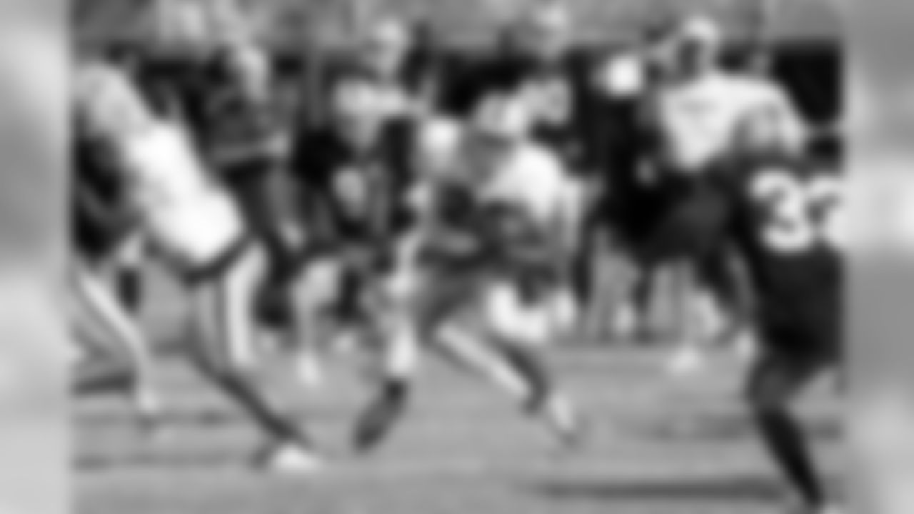 RB Darren McFadden looks for running room. Photo by Tony Gonzales.